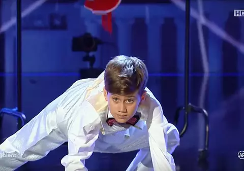 Un puști de 12 ani a ridicat sala în picioare la „Românii au talent” | VIDEO