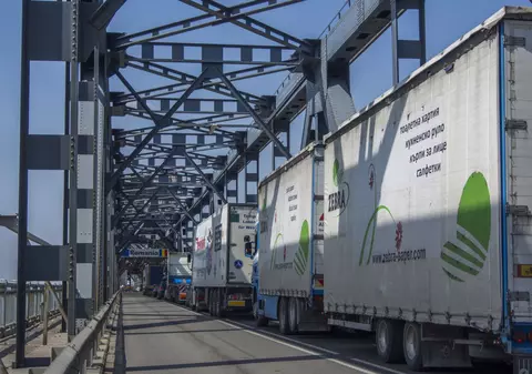 Sute de TIR-uri blocate la graniță din cauza unei operațiuni ANAF. Retailerii avertizează că românii riscă să rămână fără fructe și legume de Paște