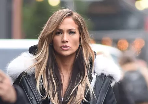 La 49 de ani, Jennifer Lopez are un abdomen de infarct. Arată demențial