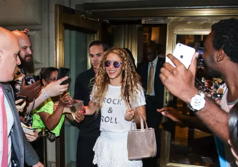 Ce face Shakira ca să pară mai înaltă în poze. Trucul pe care l-a învățat de la Beyonce | VIDEO