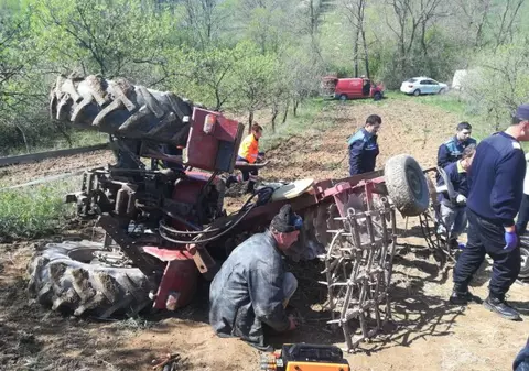Un tractorist din Bihor a scăpat cu viață după ce a căzut între utilaj și lamă. Tractorul s-a răsturnat peste el |FOTO