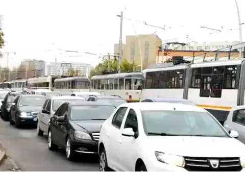 Carambol pe o șosea din Capitală după ce un autovehicul de mare tonaj a scăpat de sub control. Circulația tramvaiului 11 este oprită