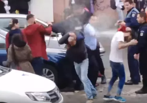 VIDEO | Incident între polițiști și un grup de tineri, în Tulcea, după un accident rutier. Unul dintre agenți a folosit spray lacrimogen