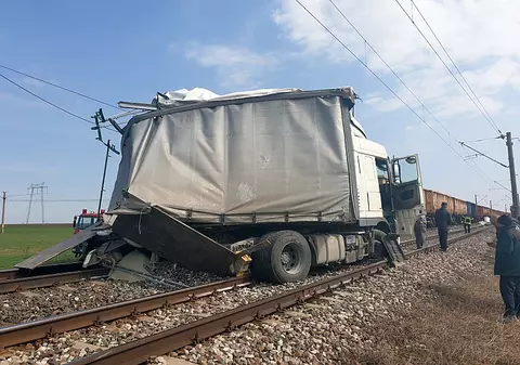 Un tren de marfă a lovit un camion la ieșirea din Fetești. Locomotiva a deraiat / FOTO