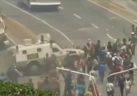 Zeci de răniți în confruntările violente din Venezuela! Susținătorii lui Guaido, călcați de tancurile militarilor loiali lui Maduro! IMAGINI ȘOCANTE