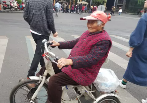 CORESPONDENȚĂ DIN SICHUAN și BEIJING, ULTIMUL CAPITOL | Scriitoarea Doina Ruști, despre plimbarea pe strada unuia dintre cei mai importanți poeți chinezi și excursia la Marele Zid