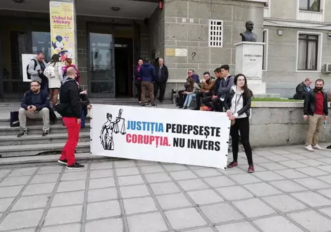 VIDEO | Premierul Viorica Dăncilă, primită de protestatari, la Cluj. Jandarmeria a intervenit în forţă. Reacţia şefei Executivului