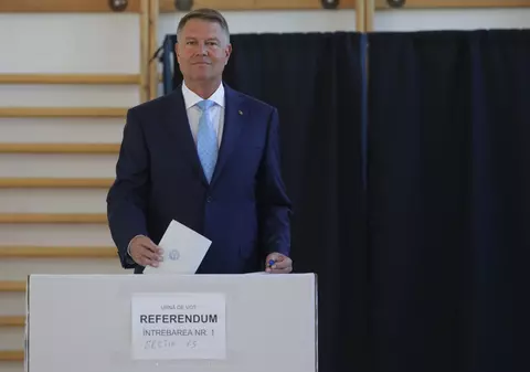 FOTO | Klaus Iohannis a votat la alegerile europarlamentare şi la referendum: "Veniţi la vot, dragi români! Astăzi, puteţi să începeţi să schimbaţi România!"