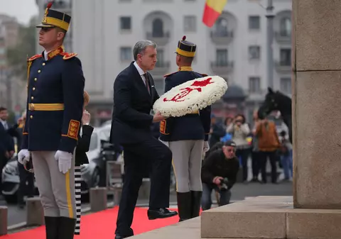 UPDATE. Ziua Regelui, marcată prin manifestări culturale. Ceremonie militară şi depuneri de coroane de flori la statuia Regelui Carol I din Piaţa Palatului Regal | FOTO&VIDEO