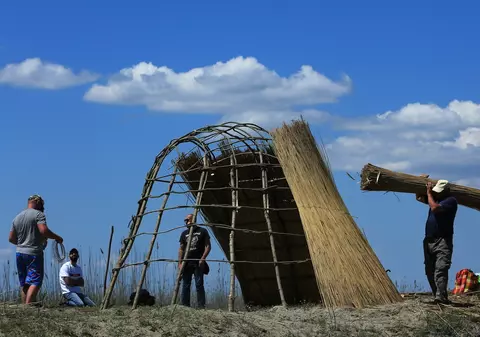 Adăposturi tradiționale, construite în Delta Dunării