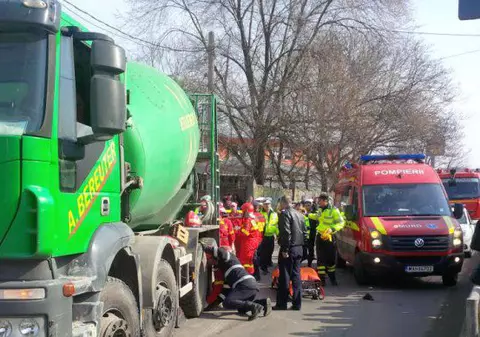 O femeie și fiica ei de numai 5 ani au fost călcate de o betonieră!