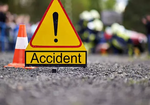 Trei tineri au murit în Giurgiu după ce mașina în care se aflau s-a lovit de un stâlp de electricitate