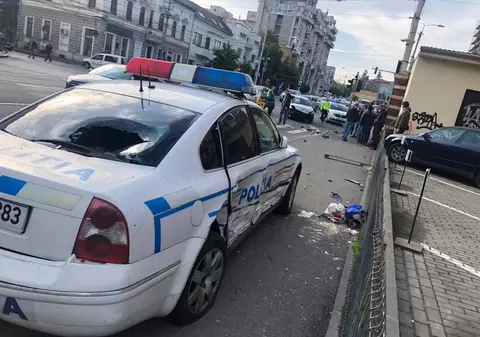 O mașină de Poliţie din Cluj, aflată în misiune, a lovit o femeie. Un șofer neatent a proiectat autospeciala pe trotuar