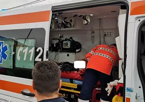 Doi copii mici au fost răniți într-un accident produs în Sibiu. Mașina în care se aflau, lovită de un camion