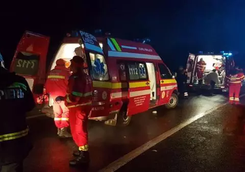 Carambol cu un autobuz și două mașini, la Mioveni. Trei persoane au fost rănite