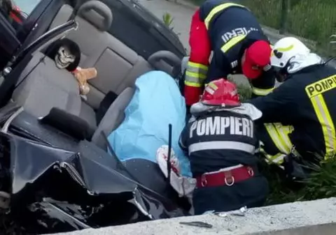 Un tânăr din Sălaj a murit, dupa ce a intrat cu mașina într-un cap de pod. Șoferul adormise la volan