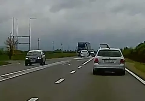 Accident șocant: un bărbat de 41 de ani a murit după ce a intrat cu mașina sub un TIR. Momentul impactului, surprins de o cameră - VIDEO