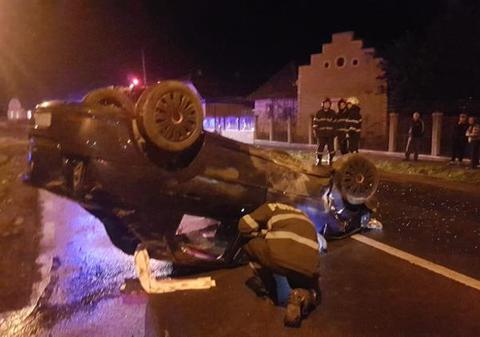 O tânără de 20 de ani care s-a urcat băută la volan a provocat un accident cu cinci răniți. Una dintre victime este în stare gravă