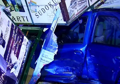 Accident în Capitală, miercuri noapte. Un chioşc de ziare a fost distrus şi mai mulţi stâlpi puşi la pământ