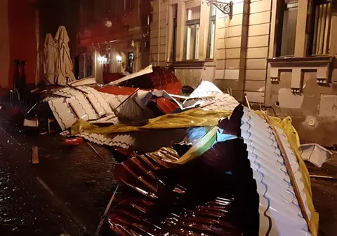 Furtună violentă în Timișoara. Mai multe acoperișuri, fire de curent și copaci, smulși de vântul puternic / VIDEO