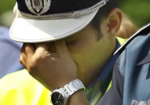 Un bărbat cercetat pentru violență și-a asmuțit câinele asupra polițiștilor. Un agent s-a apărat cu o lopată!