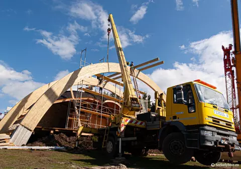 Altarul unde Papa Francisc va oficia liturghia de la Șumuleu Ciuc este aproape gata. Va fi acoperit cu o copertină uriașă / FOTO