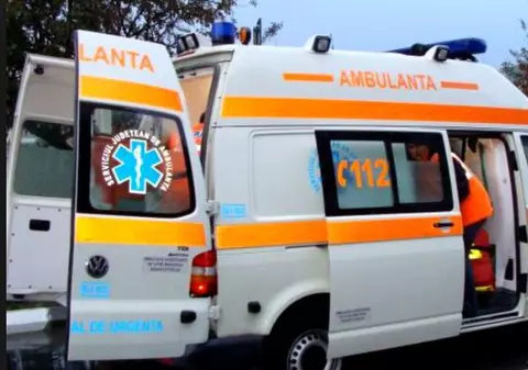 Cinci răniți după ce două autoturisme s-au ciocnit frontal pe un drum județean din Arad