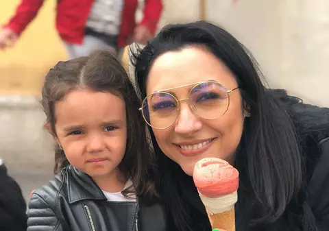 Ce face Andra în mașină în timp ce se duce să o ia de la grădiniță pe fiica sa