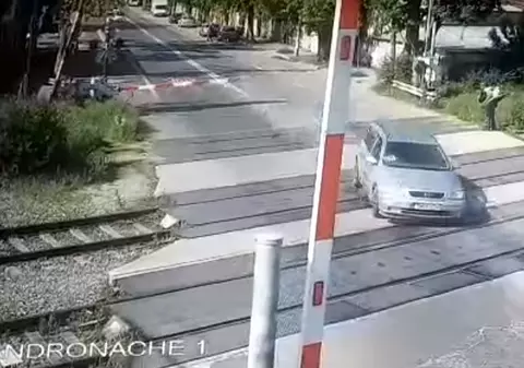 Momentul când un șofer inconștient forțează trecerea de cale ferată în zona Andronache |VIDEO