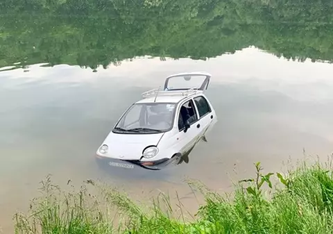 S-a dus la pescuit, dar, în loc de pește, din apă a scos propria mașină!