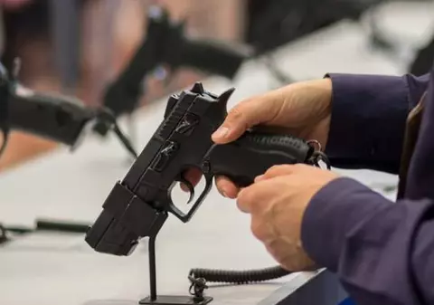 Un bărbat a fost împușcat în picior la fabrica de arme din Cugir. Incidentul a avut loc în poligonul de încercare