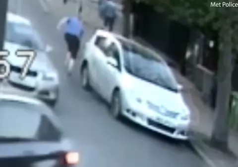 Un șofer l-a lovit cu violență pe un bătrân pentru că i-a spus să încetinească! Soția victimei a asistat la atacul sălbatic