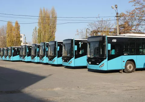 Transportul public din București va avea 100 de autobuze electrice și 80 de tramvaie noi. Investiția se ridică la 230 de milioane de euro, din bani europeni