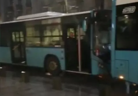 Două autobuze STB implicate într-un accident lângă Cișmigiu. Unuia dintre șoferi i s-a făcut rău