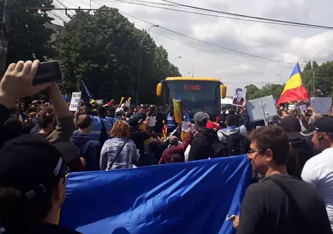 VIDEO/ Protestatarii din Galați au blocat autocarele susținătorilor PSD. Ce au făcut liderii partidului ca să evite manifestanții