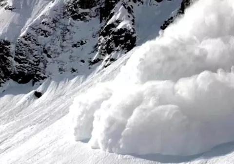 Avalanșă în Bucegi. Salvamontiștii au recuperat două persoane. Una e grav rănită