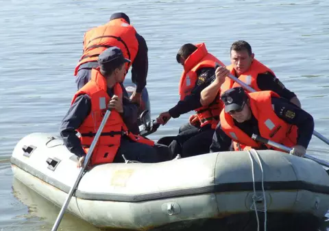 Un bărbat a dispărut în apele râului Ialomița. I s-au găsit papucii. Căutările au fost reluate în această dimineață