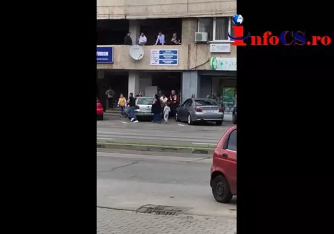 VIDEO | Bătaie cu răngi în fața unui notariat din Reșița. Un bărbat a ajuns la Urgențe
