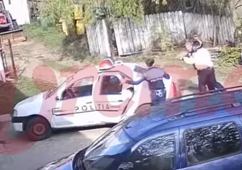 VIDEO | Un polițist din Vaslui a fost filmat în timp ce a lovit un bărbat