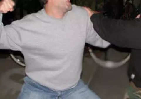 Un militar din Buzău și tatăl său, acuzați că au snopit în bătaie un bărbat. Victima nu a depus până acum plângere împotriva acestora