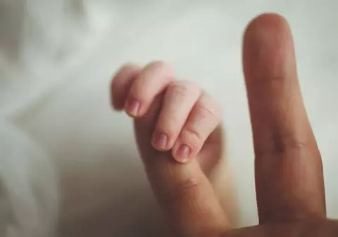 Premieră în România. O tânără din Covasna cu COVID-19 a născut gemene perfect sănătoase