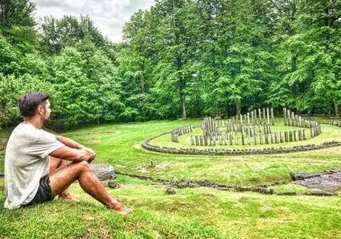 VIDEO | Un actor neozeelandez s-a dus la sanctuarul de la Sarmizegetusa Regia și a practicat ritualul haka gol pușcă!