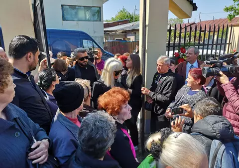 Cătălin Boteazu și Raluca Bădulescu îl conduc pe ultimul drum pe Răzvan Ciobanu. Cum s-a îmbrăcat fosta lui colegă de la Bravo, ai stil | VIDEO