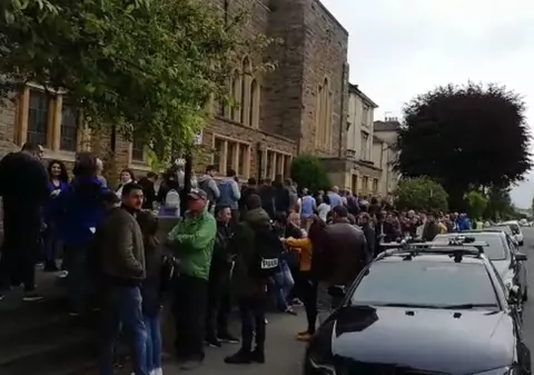 Românii din Bristol, Marea Britanie, stau la coadă să voteze la alegerile europarlamentare 2019