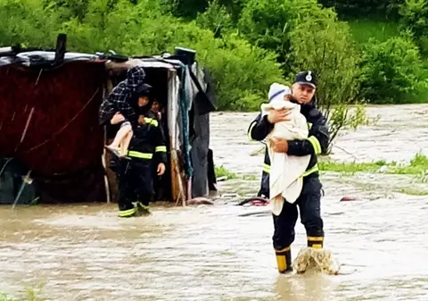 Vremea rea a făcut prăpăd în zece județe. Peste 300 de gospodării au fost evacuate