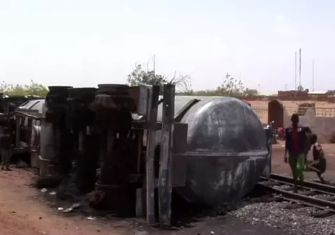 Uciși de cisterna din care furau benzină. 58 de persoane au murit în explozia din Niger