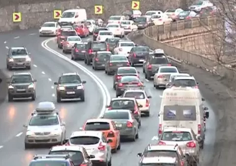 Circulație dificilă pe DN1 și pe litoral. În Bușteni, coloana de mașini are trei kilometri