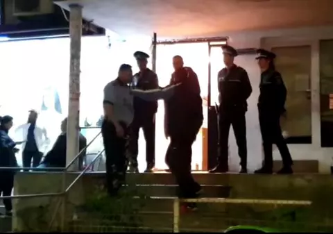VIDEO/ Bucureșteanul care și-a ucis iubita, escortat în cătușe din sediul Poliției Capitalei