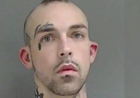 Un tânăr a mărturisit că a omorât 32 de oameni. A început să ucidă când avea 13 ani