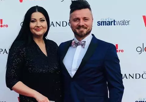 Gabi Cristea și Tavi Clonda se pregătesc pentru prima vacanță peste hotare cu fetele. Își iau prietena cu ei, ca să aibă ajutor